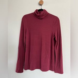 Mudpie. L. Turtleneck in great condition. Cranberry.